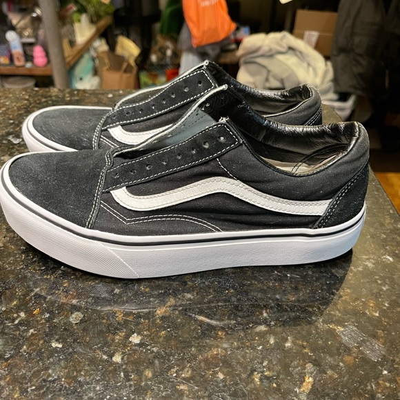MENS SIZE 8.5–WOMENS SIZE 10.      Vans Old Skool Playform Sneaker - Picture 2 of 6